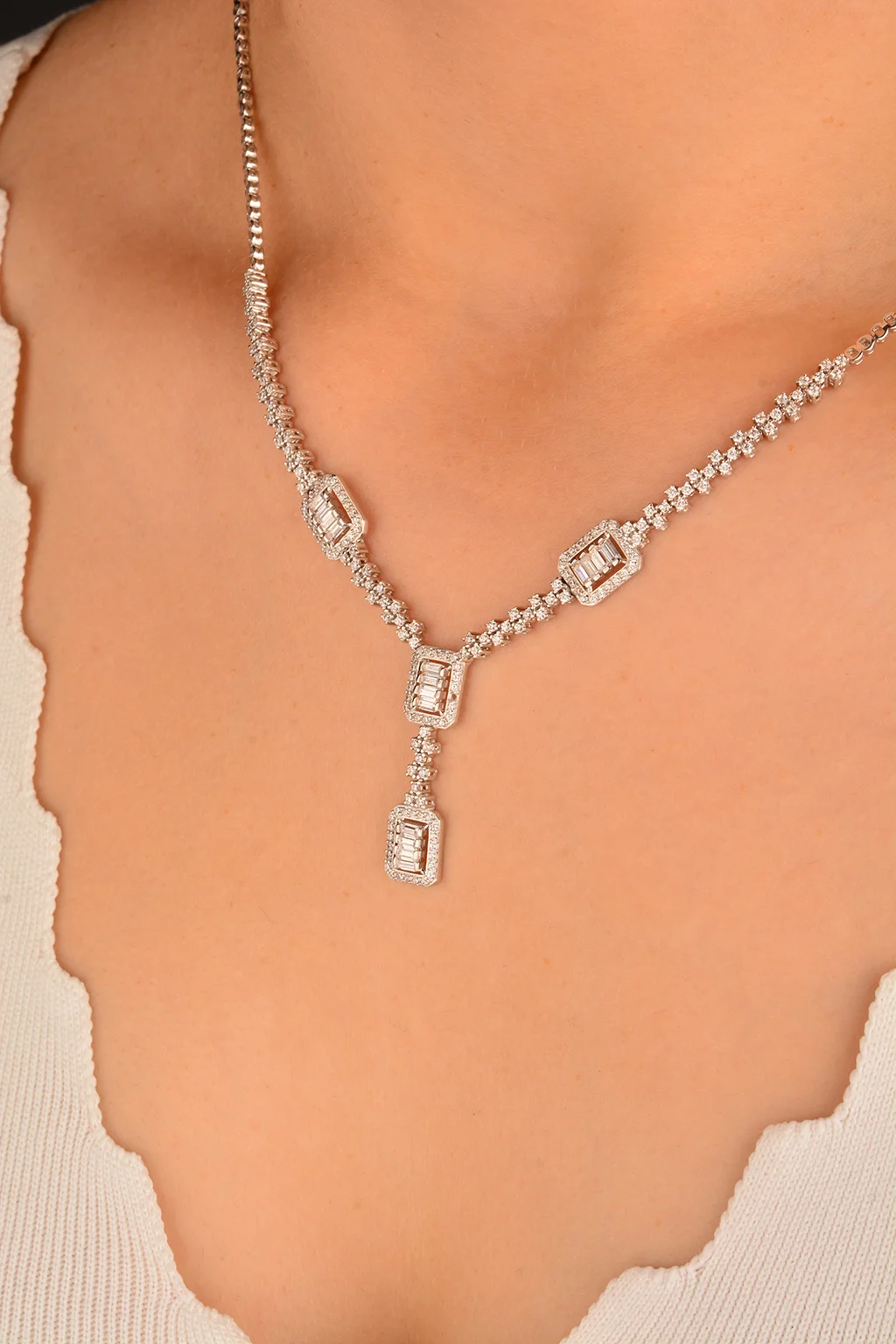 Cebeci 14 Ayar Baget Taşlı Beyaz Altın Gerdanlık