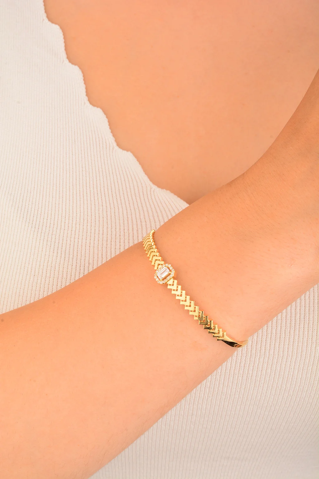 Cebeci 14 Ayar Baget Taşlı Altın Bilezik