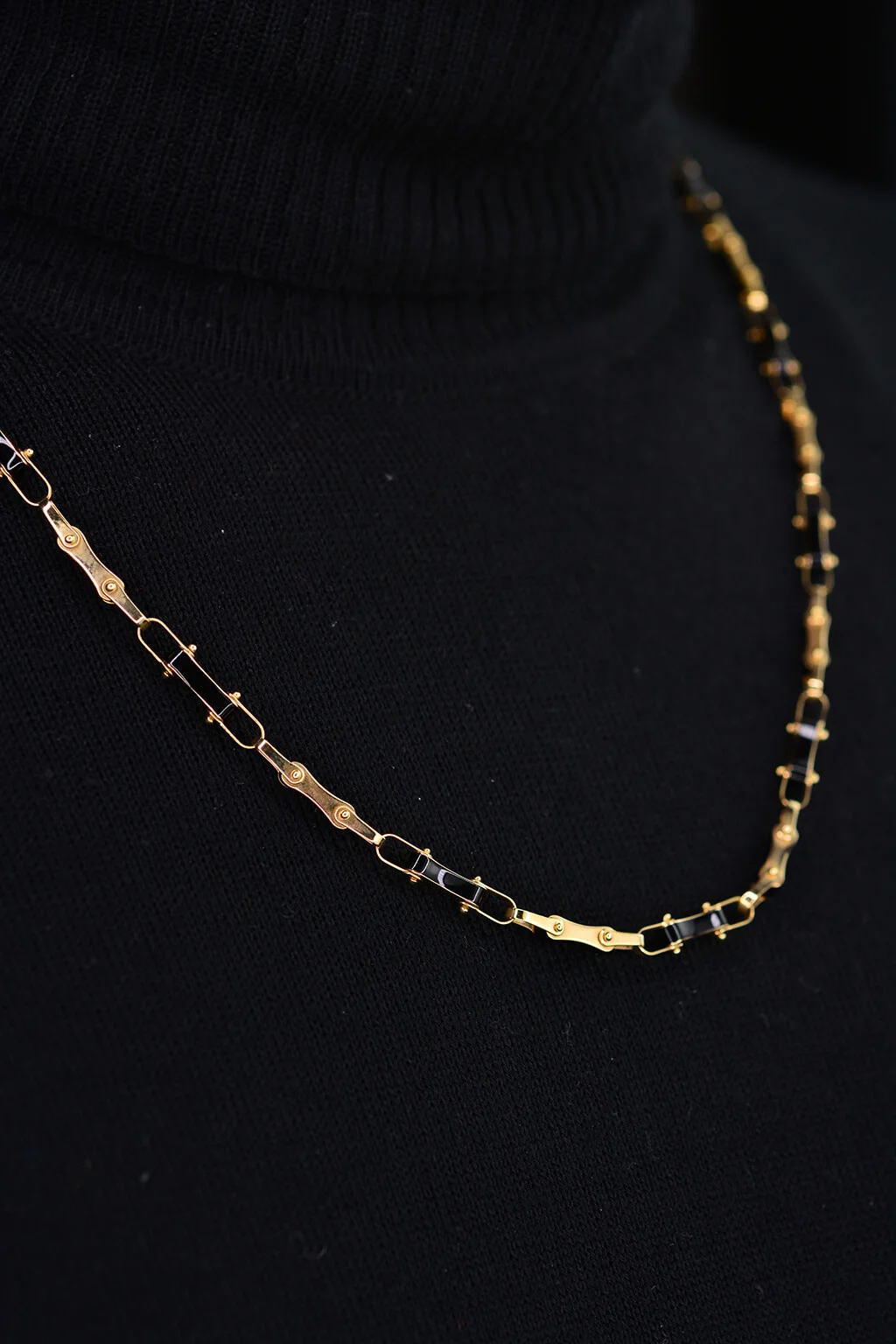 Erkek Siyah Detaylı Zincir Altın Kolye