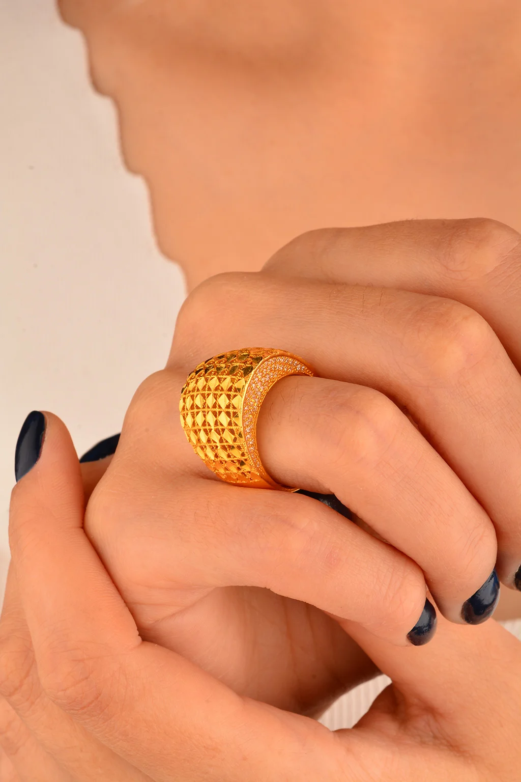 Cebeci 22 Ayar İşlemeli Taşlı Altın Yüzük