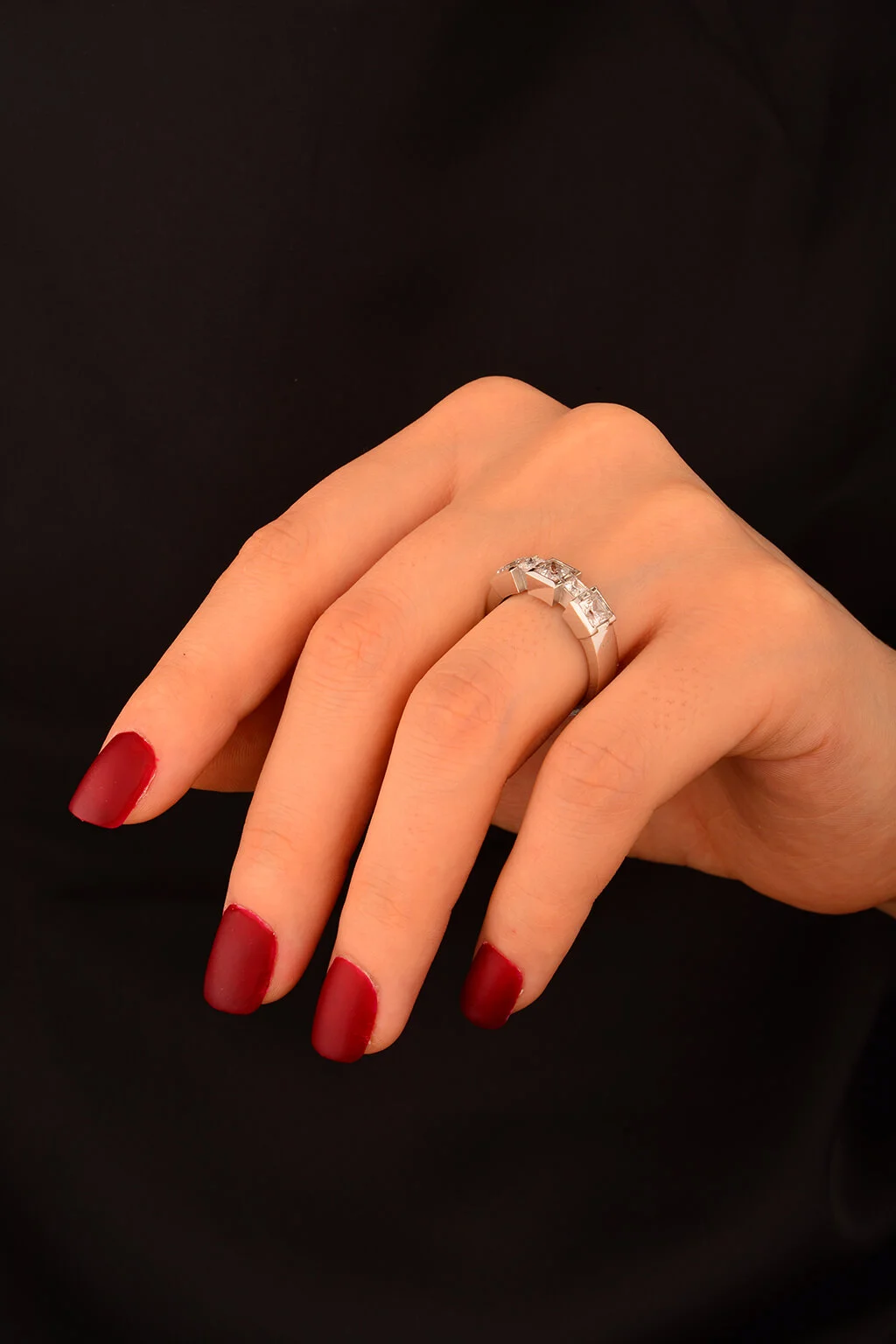 Üç Taş Beyaz Altın Yüzük