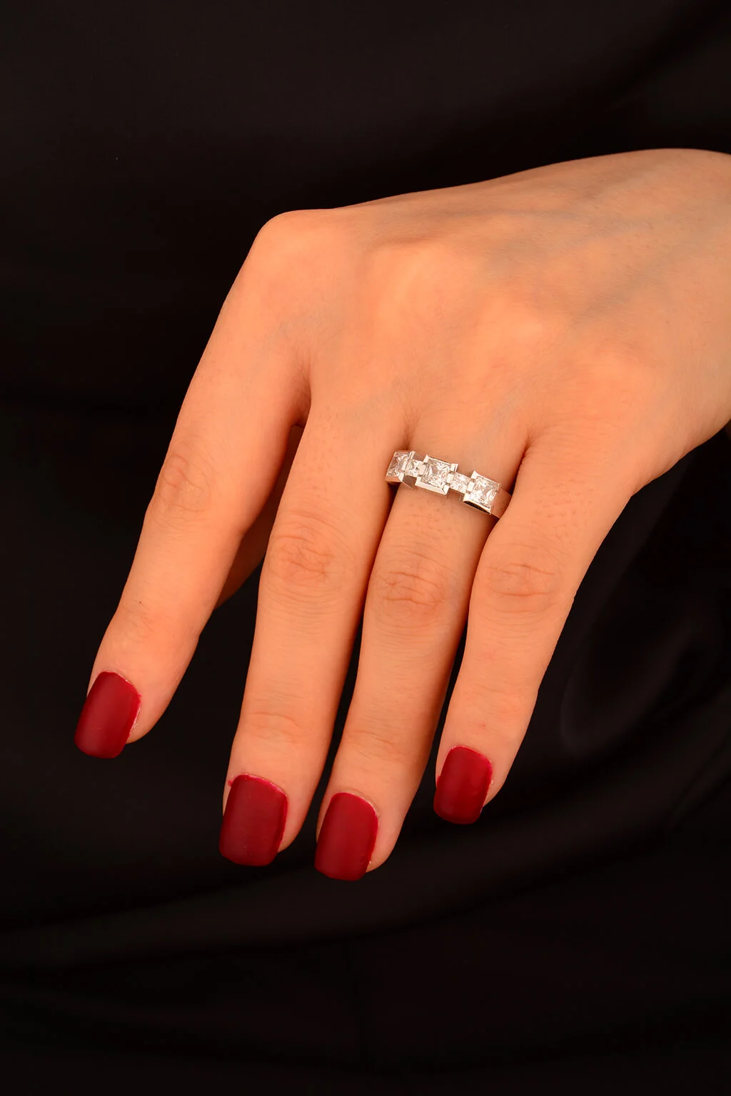 Üç Taş Beyaz Altın Yüzük