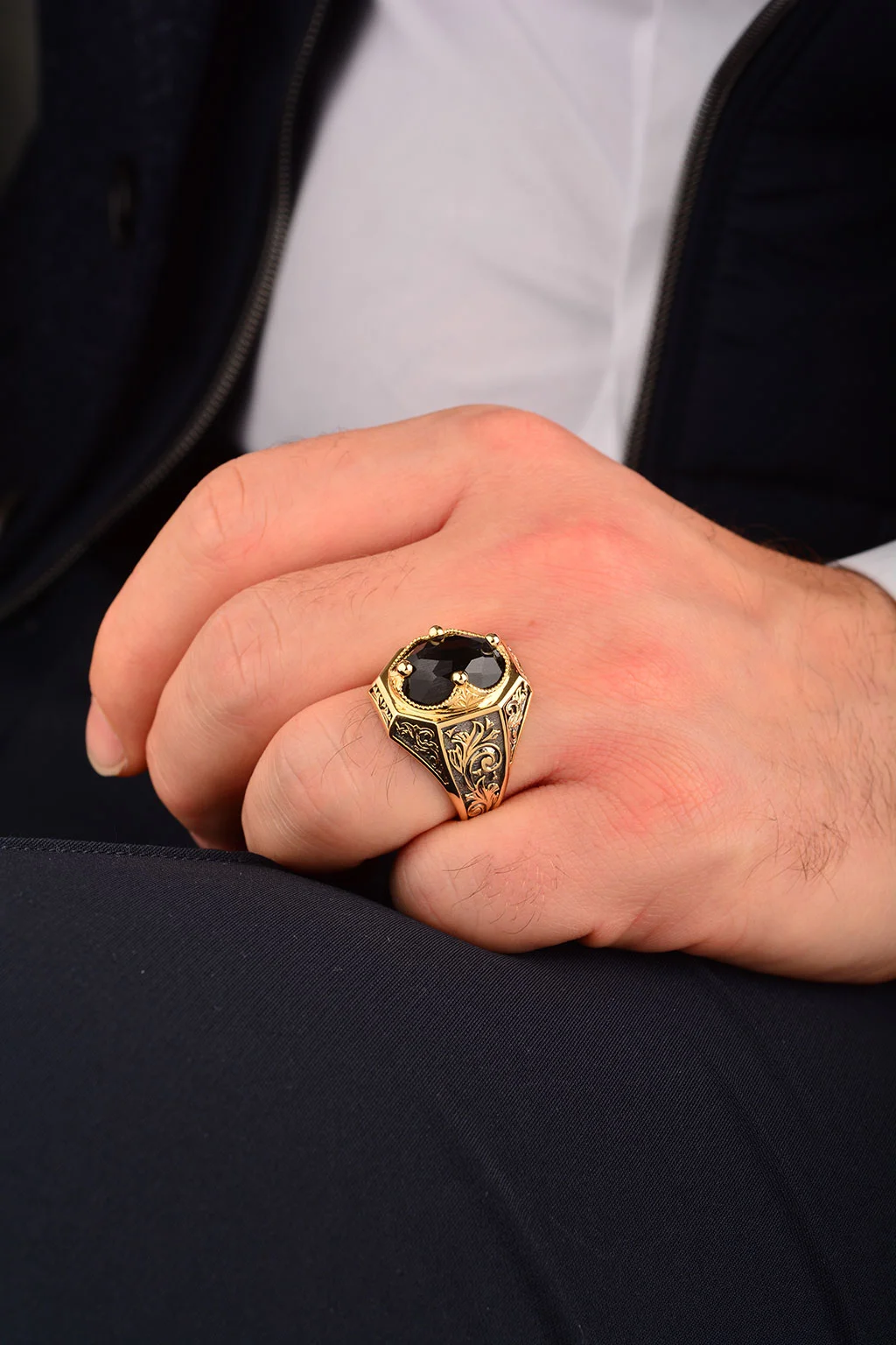 Cebeci 14 Ayar Siyah Taşlı İşlemeli Erkek Yüzük