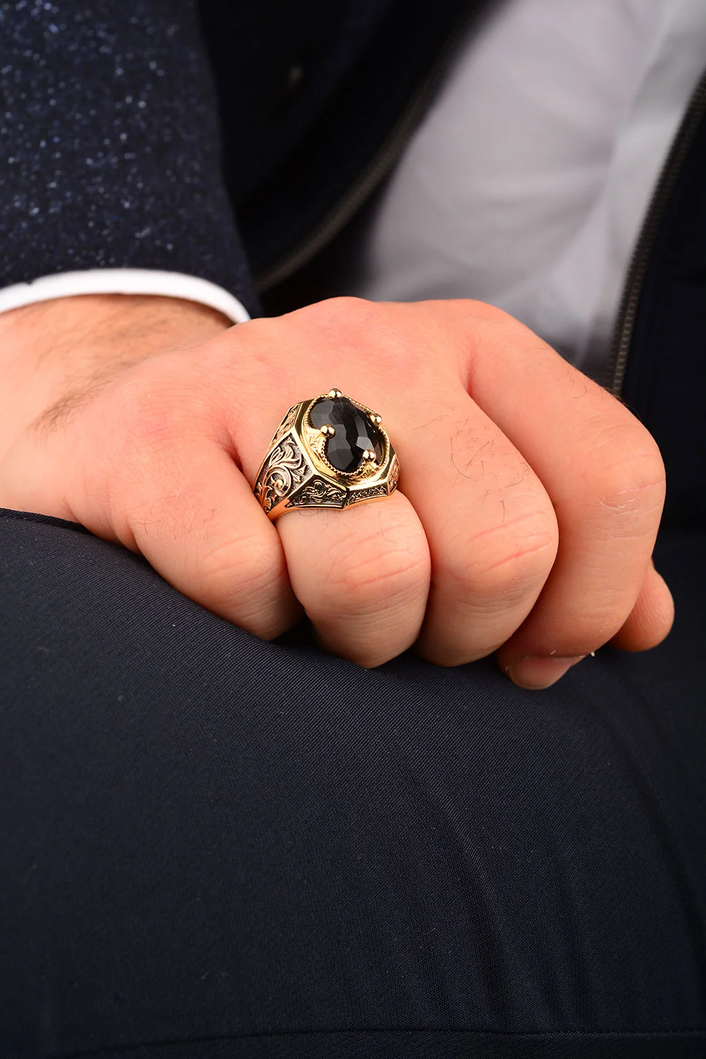 Cebeci 14 Ayar Siyah Taşlı İşlemeli Erkek Yüzük