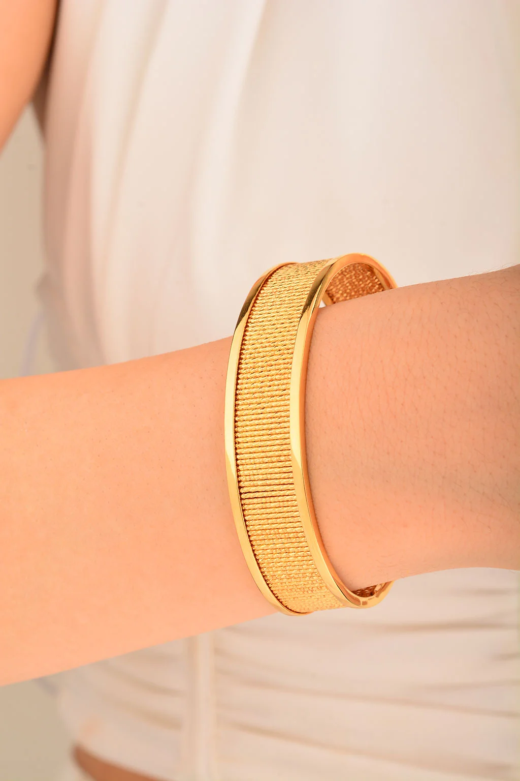 Cebeci 22 Ayar Çizgili Altın Kelepçe Bilezik