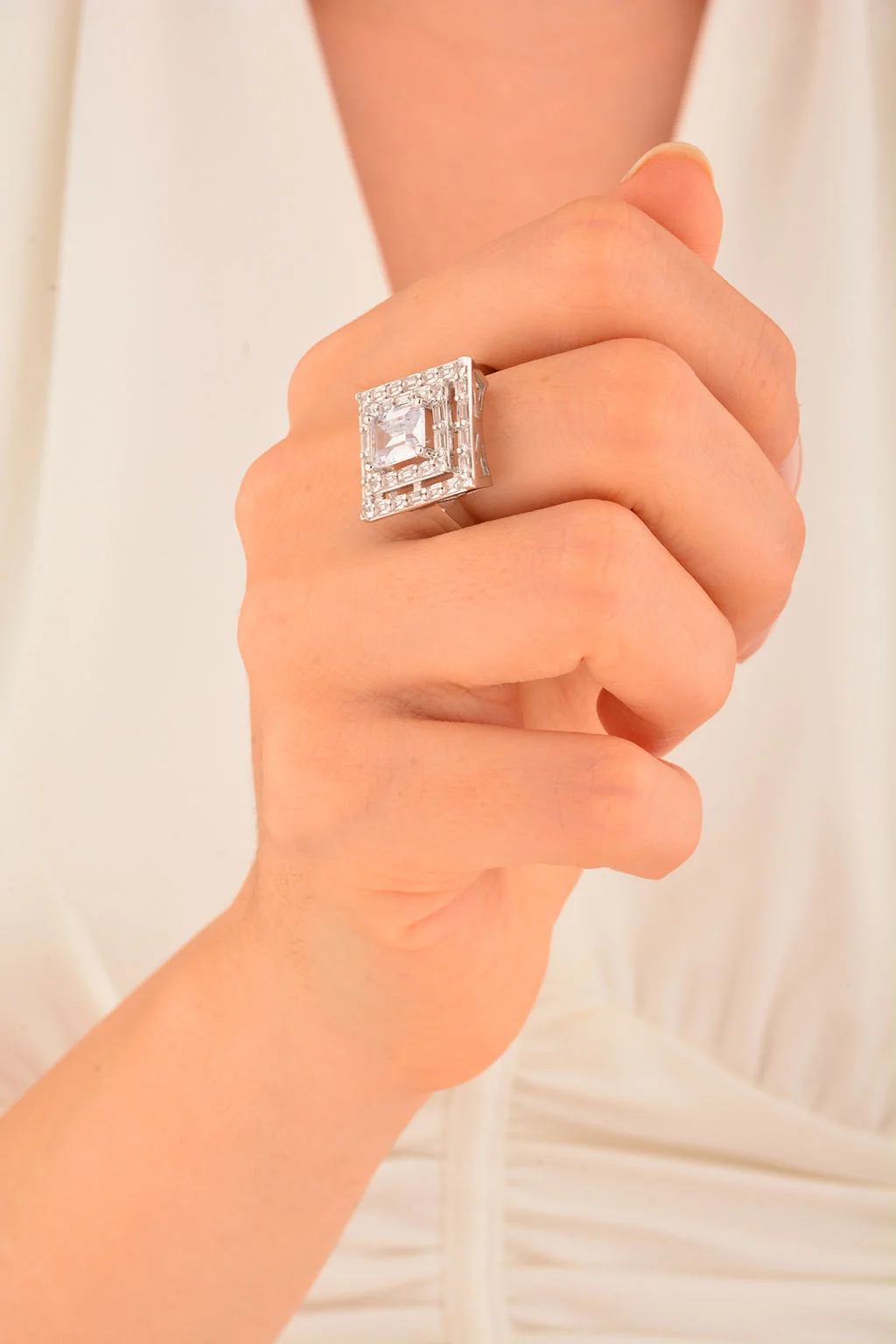 Cebeci 14 Ayar Kare Taşlı Beyaz Altın Yüzük