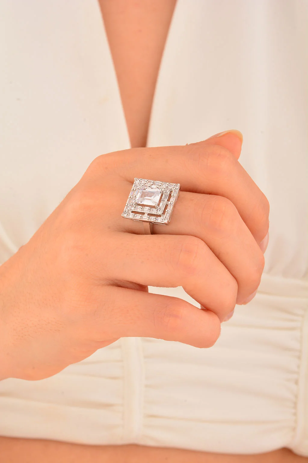 Cebeci 14 Ayar Kare Taşlı Beyaz Altın Yüzük