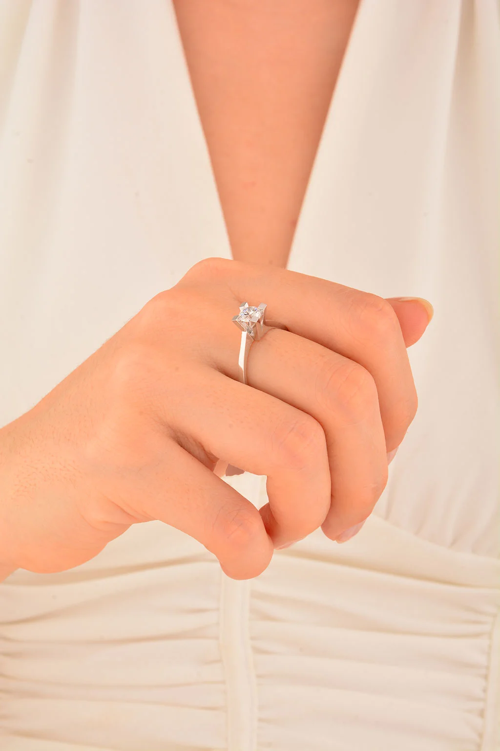 Cebeci 14 Ayar Beyaz Altın Tektaş Altın Yüzük