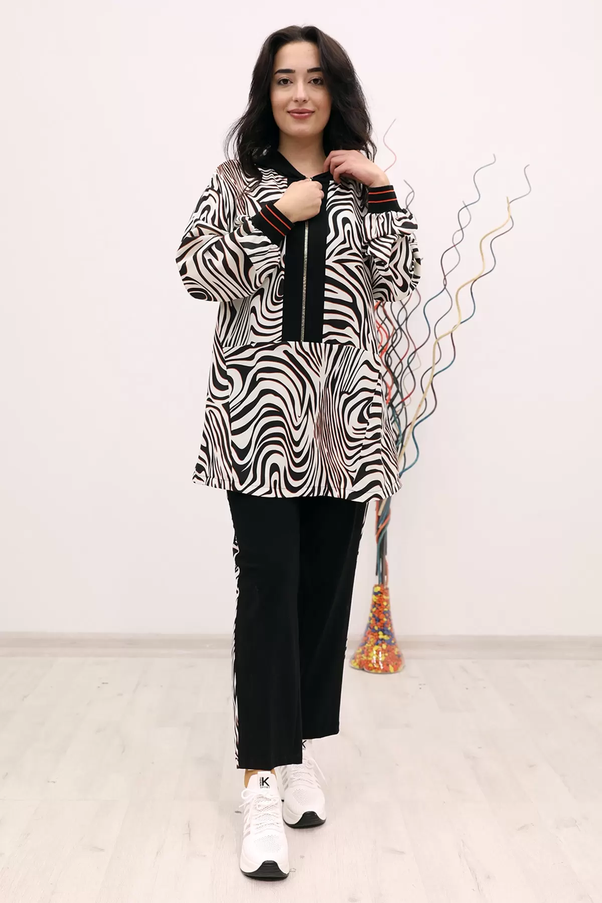 Nisa Giyim Önü Yarıya Kadar Fermuar Detaylı Zebra Desenli Takım