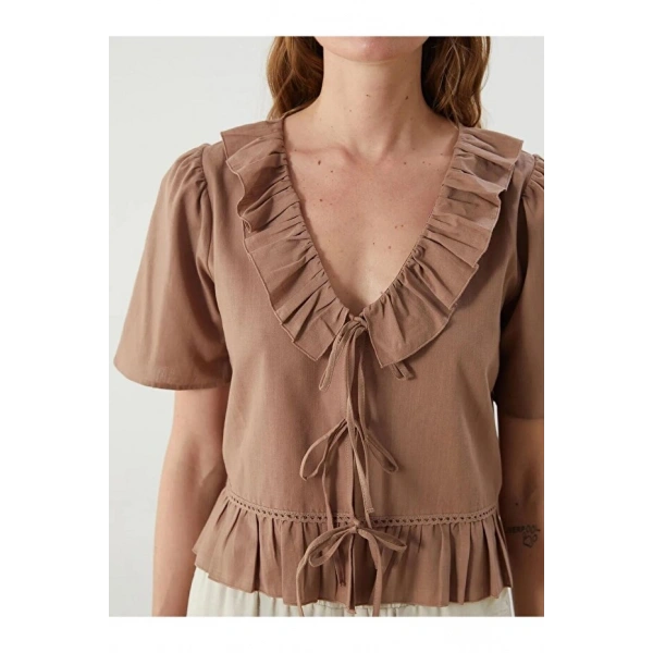 LC Waikiki Kadın Vision V Yaka Önü Fiyonklu Fırfırlı Crop Bluz