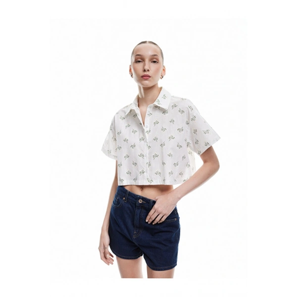 Koton Kadın Kısa Kollu Düğmeli Klasik Yaka Çiçekli Crop Gömlek