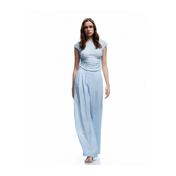 Koton Slim Fit Kolsuz Dokulu Sırt Dekolteli Bisiklet Yaka Crop Tişört