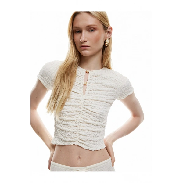 Koton Slim Fit Kısa Kollu Boncuk Detaylı Bürümcük Kumaş Dokulu Tişört
