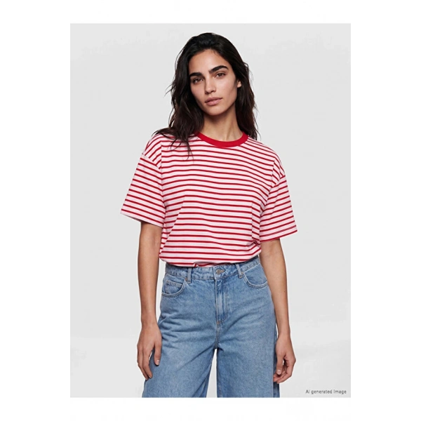LC Waikiki Kırmızı Çizgili Oversize %100 Pamuklu Kadın Tişört