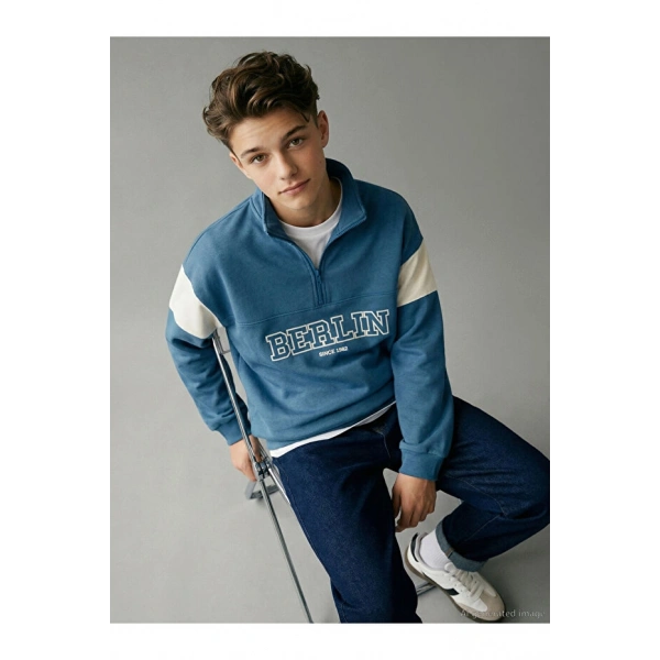 LC Waikiki Mavi Dik Yaka Berlin Baskılı Erkek Çocuk Kalın Sweatshirt