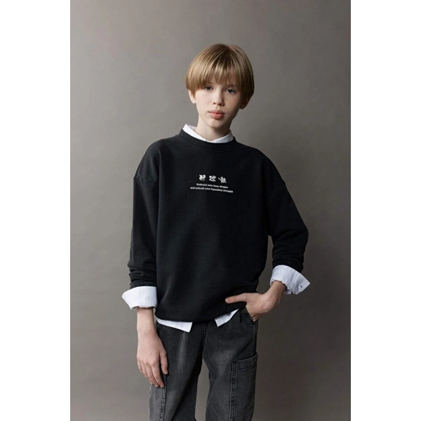 Defacto Geniş Kalıp Bisiklet Yaka Sırt Baskılı Yıkamalı Soluk Efektli Sweatshirt Erkek Çocuk