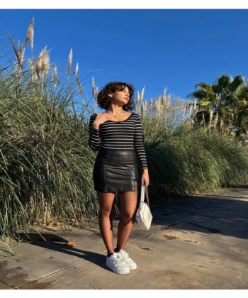 Siyah V Yaka Çizgili Bluz