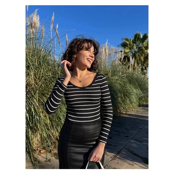 Siyah V Yaka Çizgili Bluz