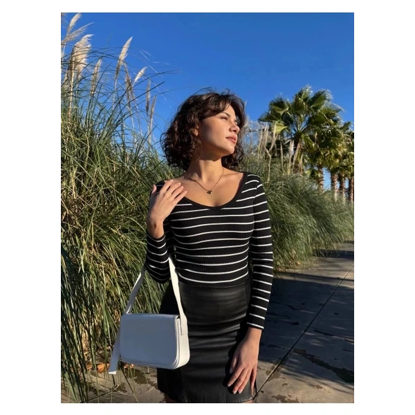 Siyah V Yaka Çizgili Bluz