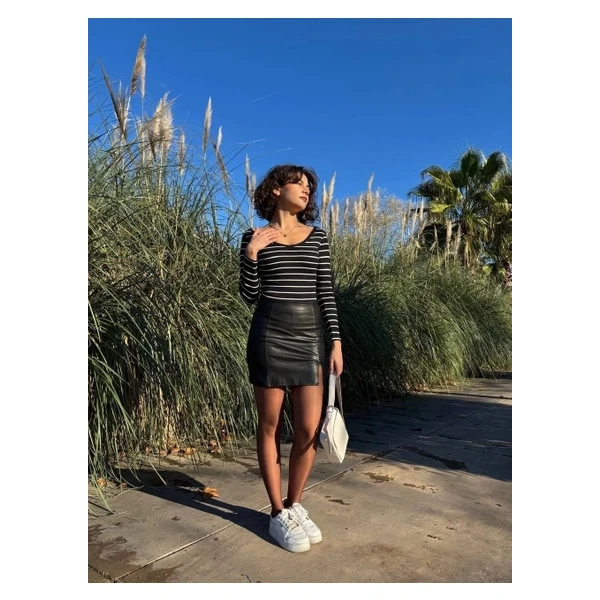 Siyah V Yaka Çizgili Bluz