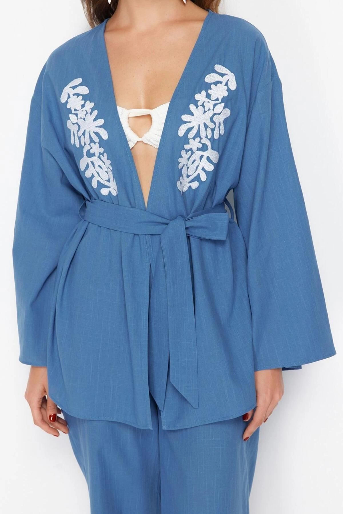 Alternative view of Moda Dokuma Düz Kruvaze Plaj Kuşaklı Dokuma Nakışlı Kimono Pantolon Takım