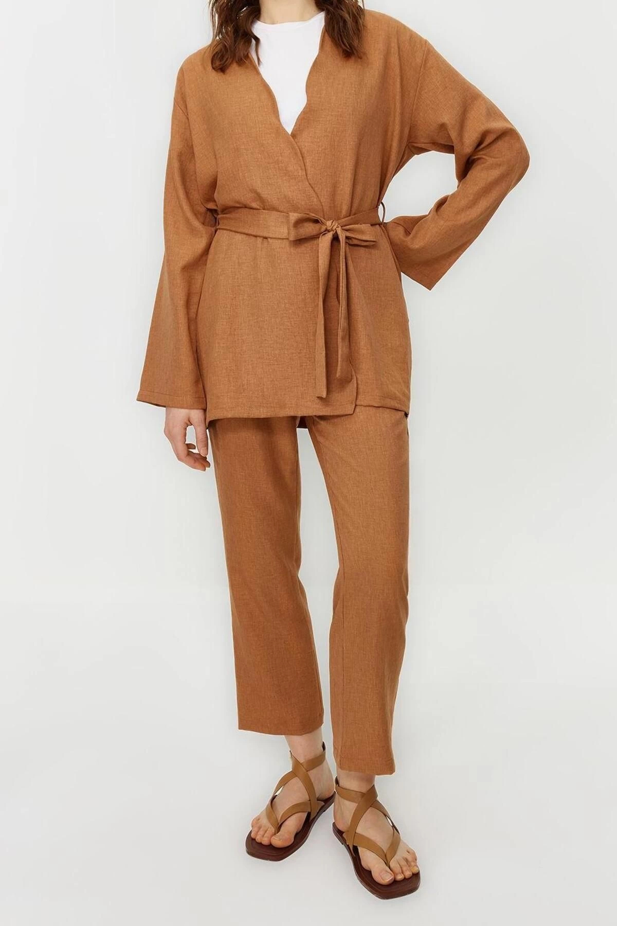 Alternative view of Moda Bisiklet Yaka Düşük Kol Günlük Kuşaklı Keten Görünümlü Kimono Pantolon Dokuma Alt Üst Takım