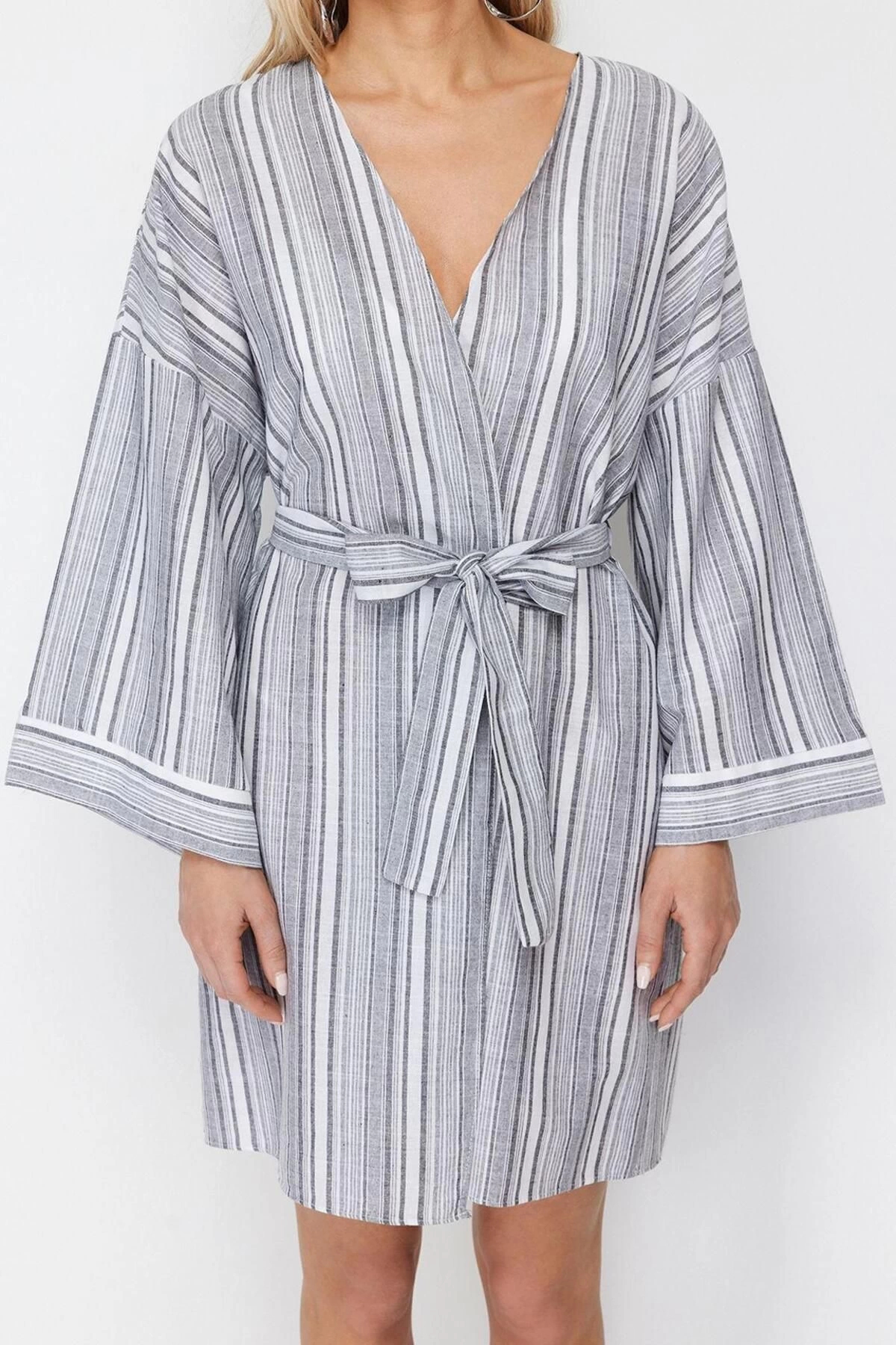 Alternative view of Moda Dokuma Oversize Kalıp Uzun V Yaka Normal Kol İpliği boyalı Flamlı Pam Basic Kimono Kaftan