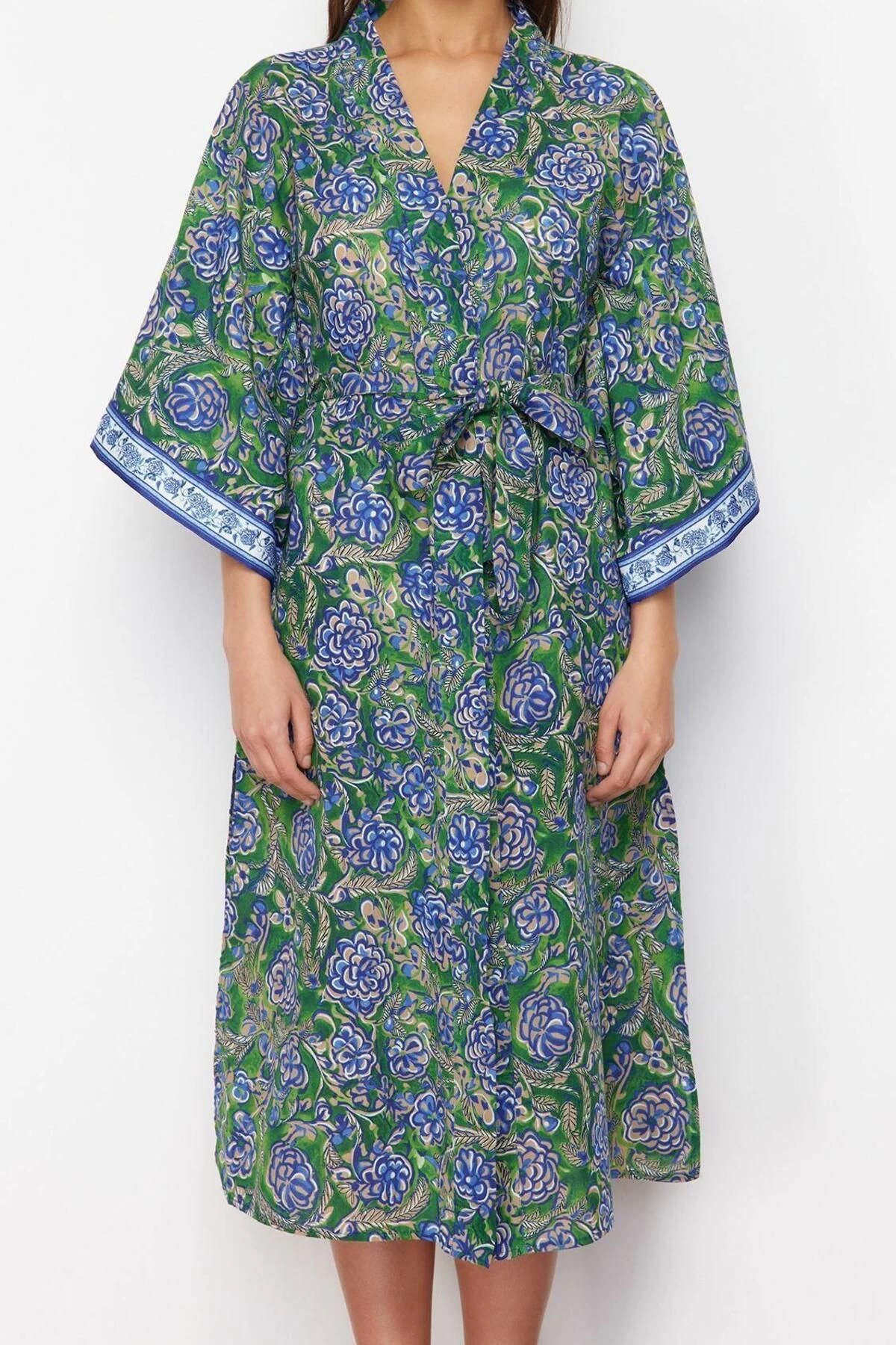 Alternative view of Moda Dokuma Oversize Kalıp Uzun Kruvaze Ay Kol Vual Basic Çiçekli Desen Kimono Kaftan