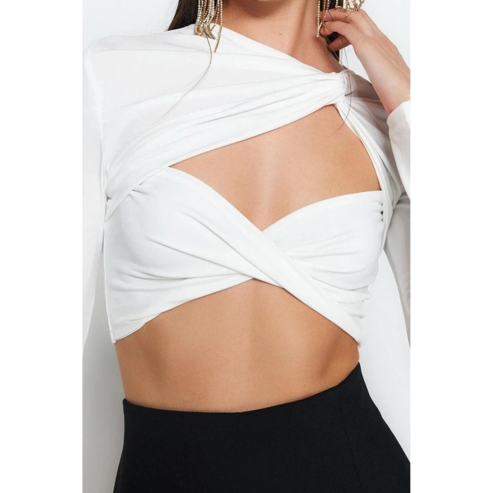 Kadın Moda Şık Üst Giyim Crop Asimetrik Yaka Fitted Kalıp Örme Astarlı Pencere Cut Out Detaylı Bluz