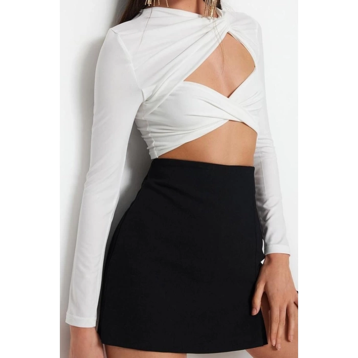 Kadın Moda Şık Üst Giyim Crop Asimetrik Yaka Fitted Kalıp Örme Astarlı Pencere Cut Out Detaylı Bluz