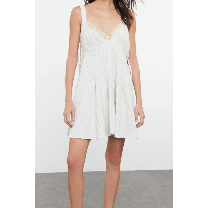 Kadın Moda Şık Midi Boy V Yaka Regular Ekru Dokuma Cut out Pencere Plaj Elbisesi