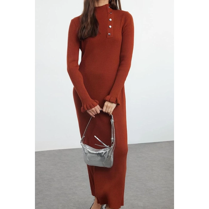 Kadın Moda Şık Tesettür Maxi Boy Bisiklet Yaka Fitted Aksesuar Düğmeli Ribana Triko Elbise