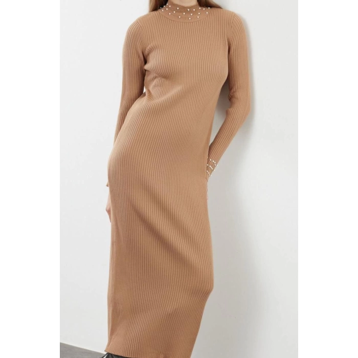 Kadın Moda Şık Tesettür Uzun Dik Yaka Fitted İnci Taş Aksesuarlı Triko Elbise