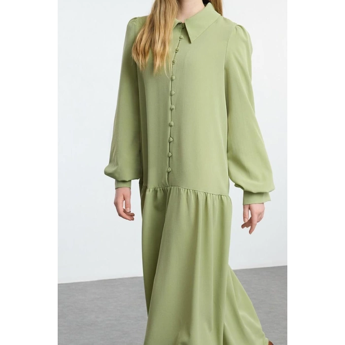 Kadın Moda Tesettür Maxi Boy Gömlek Yaka Relaxed Eteği Fırfırlı Kaplama Düğme Detaylı Dokuma Elbise
