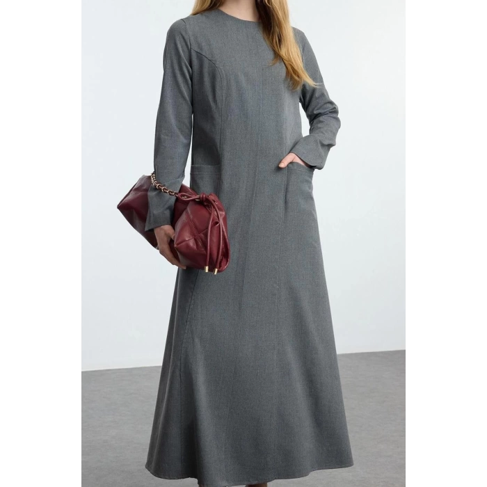 Kadın Moda Şık Tesettür Maxi Boy Bisiklet Yaka Fitted Cep Detaylı Dokuma Elbise