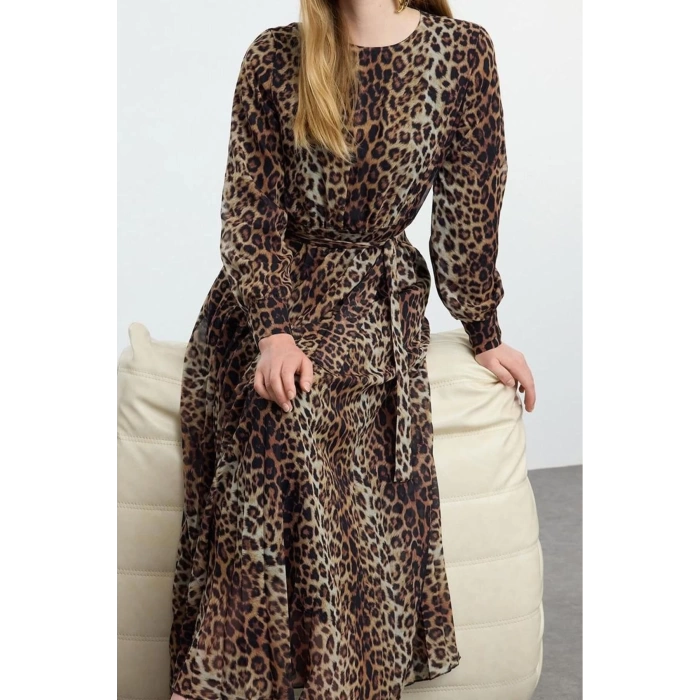 Kadın Tesettür Maxi Boy Regular Leopar Desenli Kuşak Detaylı Astarlı Piliseli Şifon Dokuma Elbise