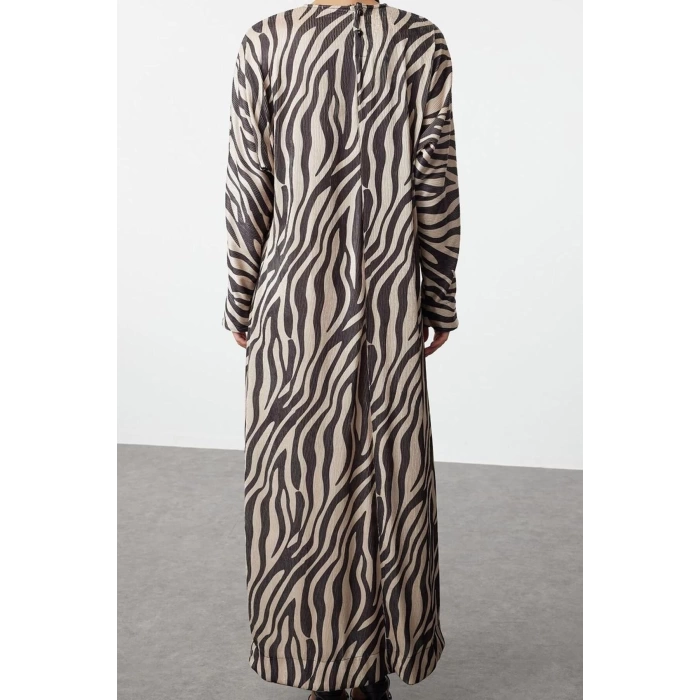 Women Fashion Stylish Hijab Maxi Length Crew Neck Regular Crinkle Knitted Animal Zebra Patterned Dress