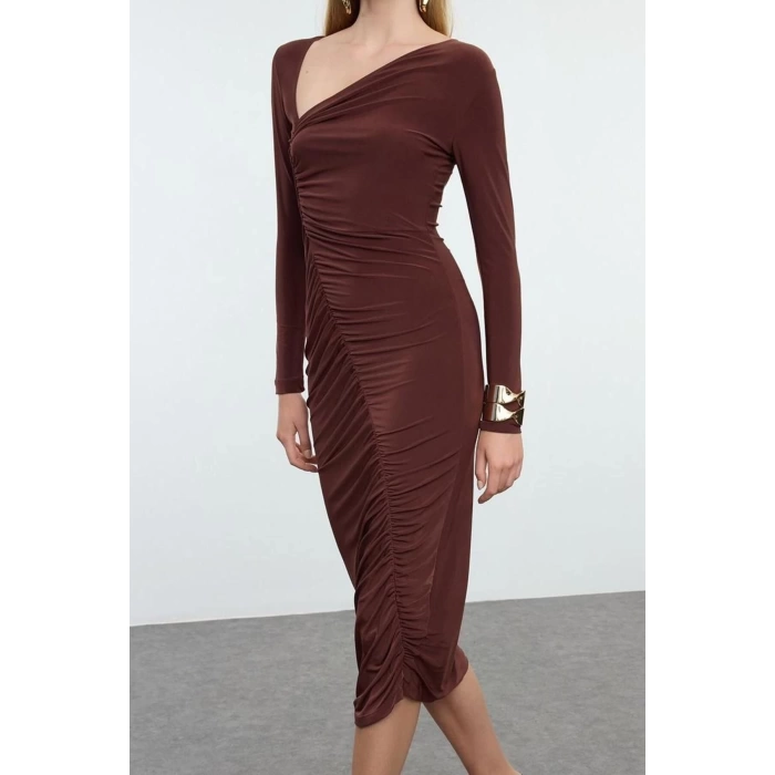 Kadın Moda Şık Midi Boy Asimetrik Yaka Fitted Vücuda Oturan Yaka Detaylı Drapeli Dokuma Elbise
