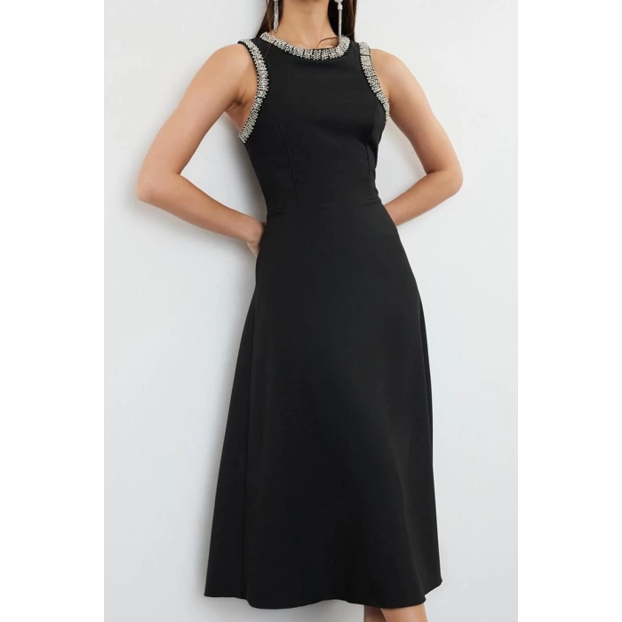 Kadın Moda Şık Midi Boy Halter Yaka Fitted A-Kesim Taş Aksesuarlı Dokuma Elbise