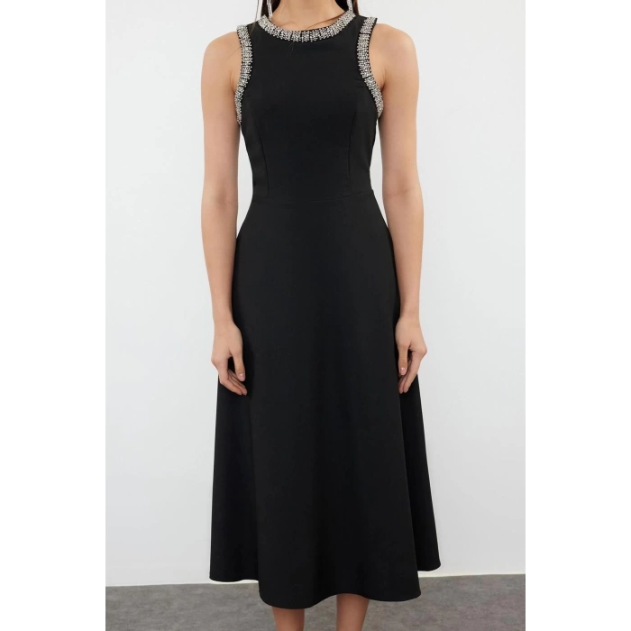 Kadın Moda Şık Midi Boy Halter Yaka Fitted A-Kesim Taş Aksesuarlı Dokuma Elbise