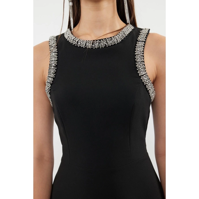 Kadın Moda Şık Midi Boy Halter Yaka Fitted A-Kesim Taş Aksesuarlı Dokuma Elbise