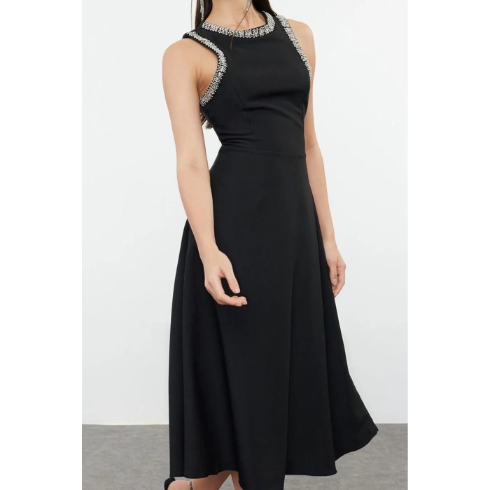 Kadın Moda Şık Midi Boy Halter Yaka Fitted A-Kesim Taş Aksesuarlı Dokuma Elbise