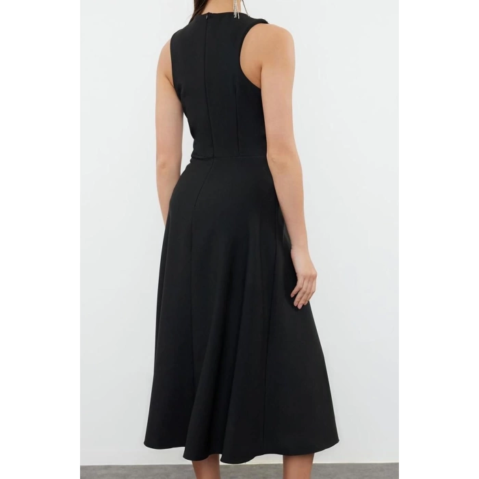 Kadın Moda Şık Midi Boy Halter Yaka Fitted A-Kesim Taş Aksesuarlı Dokuma Elbise