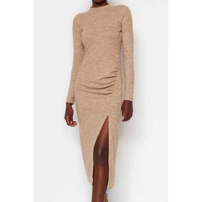 Kadın Moda Midi Boy Dik Yaka Slim Bisiklet Yaka Yumoş Yırtmaçlı ve Büzgü Detaylı Fitted Örme Elbise