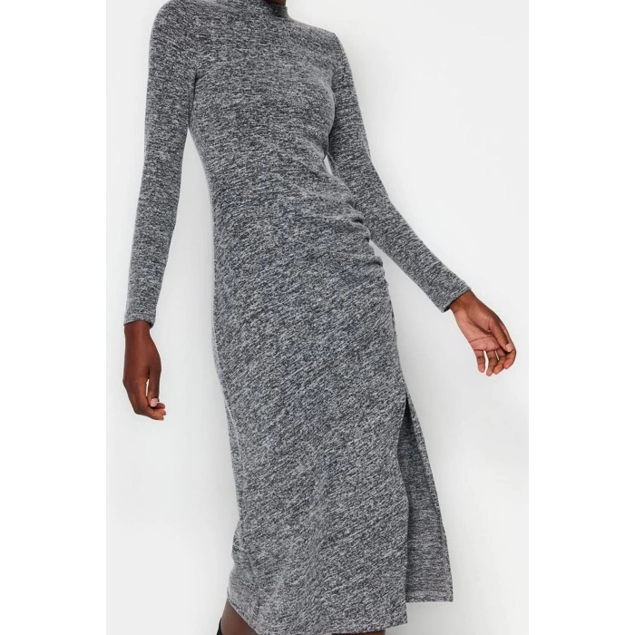 Kadın Moda Midi Boy Dik Yaka Slim Bisiklet Yaka Yumoş Yırtmaçlı ve Büzgü Detaylı Fitted Örme Elbise