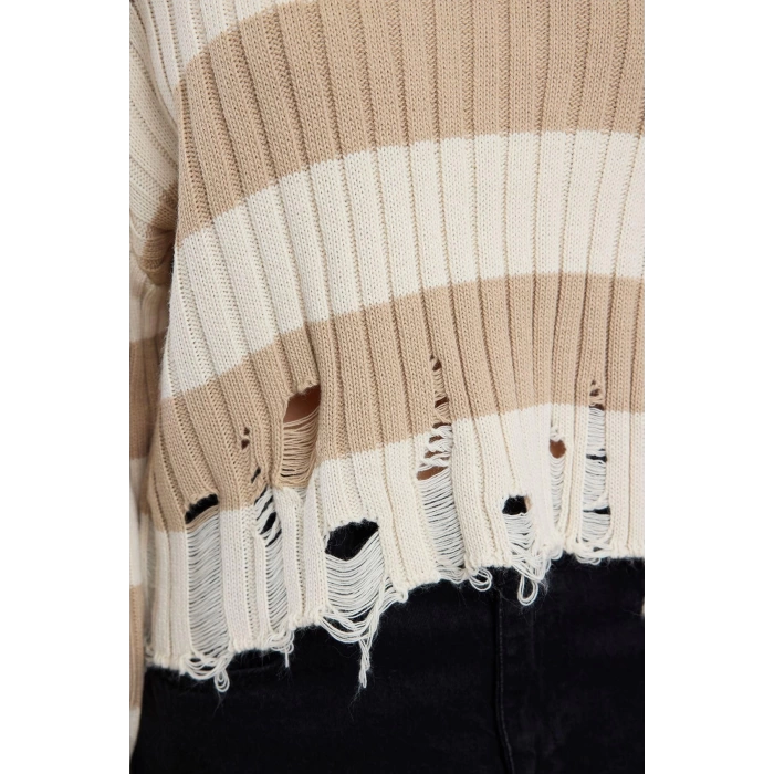 Women Fashion Stylish Crew Neck Low Sleeve Crop Wide Fit Striped Knitwear Sweater