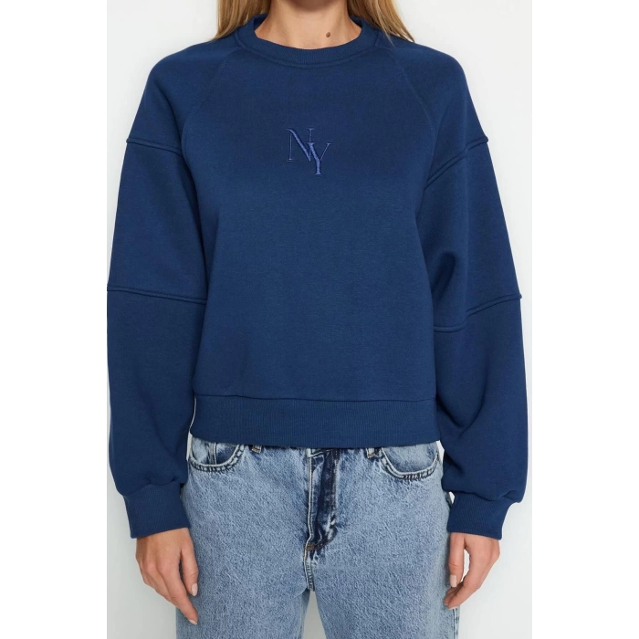 Women Fashion Stylish Regular Crew Neck Low Sleeve Crop Fit Embroidered Thick Fleece Knitted Sweatshirt