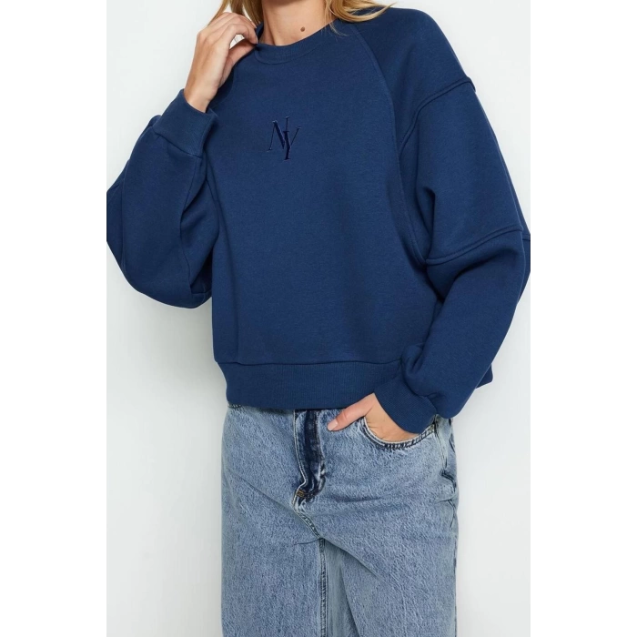 Women Fashion Stylish Regular Crew Neck Low Sleeve Crop Fit Embroidered Thick Fleece Knitted Sweatshirt