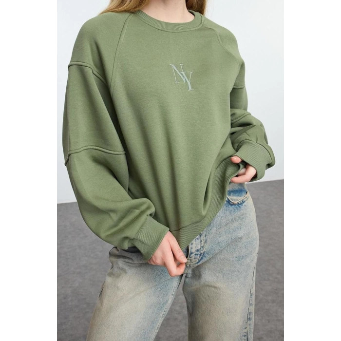 Women Fashion Stylish Regular Crew Neck Low Sleeve Crop Fit Embroidered Thick Fleece Knitted Sweatshirt