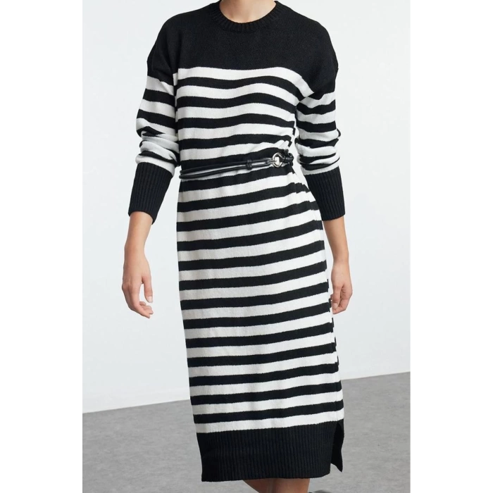 Women Fashion Stylish Midi Length Crew Neck Regular Striped Knitwear Soft Texture Dress